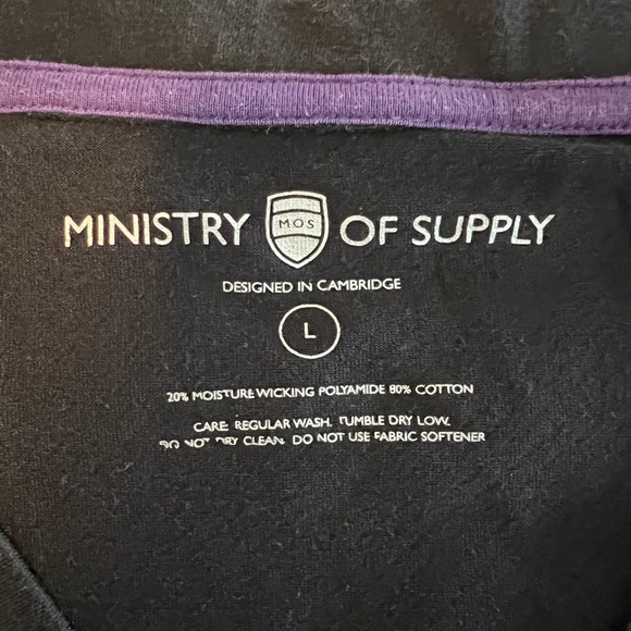 Ministry of Supply. Men’s Large v neck tee shirt. - Picture 2 of 2